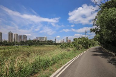 Uzaktaki yemyeşil ve huzurlu tepeleri olan Sınır Yolu.