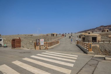 Çorak araziyi çevreleyen volkanik bir kratere giden yol.,