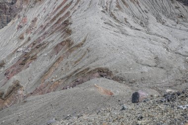 Aşınmış bir yüzeyin ayrıntılı görüntüsü, doğal dokular sergiliyor.,