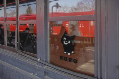 Kırmızı trenli bir istasyon penceresinde karikatür çizimi gösterildi