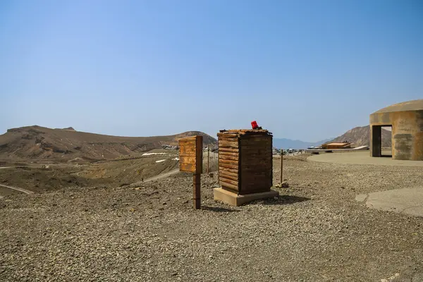 Çöl sahnesinde panoramik ahşap yapılar sergileniyor.
