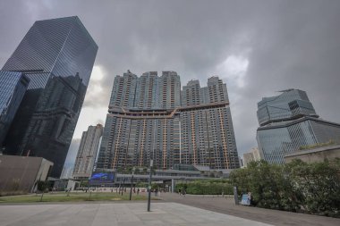 Gezginlerin keşif yaptığı geniş, modern bir mimari site.