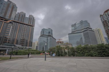 Şehir manzarası modern yüksek binaları ve geniş mimariyi gösteriyor.