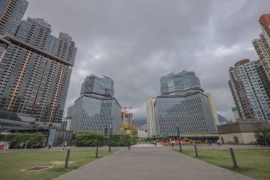 Şehir manzarası modern yüksek binaları ve geniş mimariyi gösteriyor.