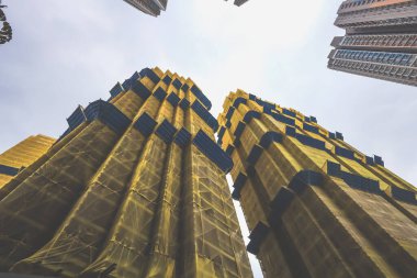 İnşaat halindeki uzun ve modern gökdelenlerin yükselen perspektifi,