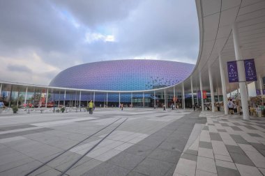 Yansıtıcı geometrik bir cepheye sahip eşsiz modern mimari yapı.