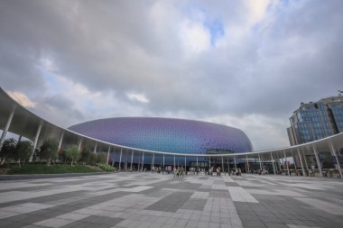Yansıtıcı geometrik bir cepheye sahip eşsiz modern mimari yapı.