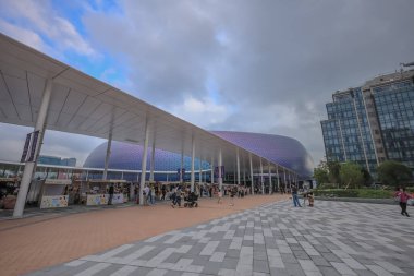 Gezginlerin keşif yaptığı geniş, modern bir mimari site.