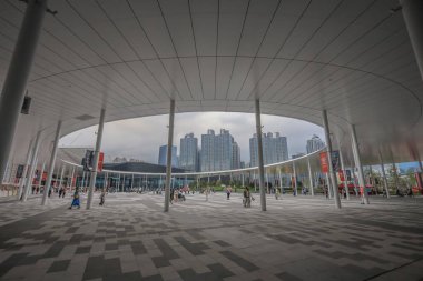 Çevre, ve kamu alanları ile şehir binaları ve arka planda ufuk çizgisi.