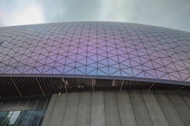 Çağdaş mimari büyük kubbe şekilli bir bina sergiliyor