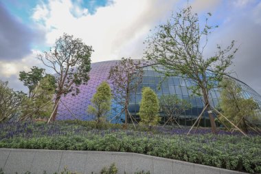 Çağdaş mimari büyük kubbe şekilli bir bina sergiliyor