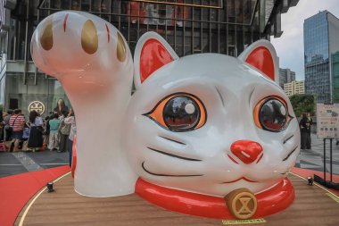 Maneki Neko, ya da şanslı kedi, açık havada önemli bir tesis olarak hizmet verir.