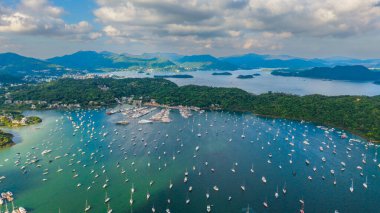 Pak Sha Wan limanında bir tekne.