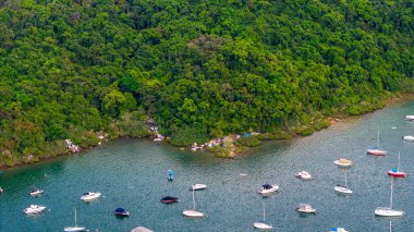 Hong Kong Marina 'da bir yat.