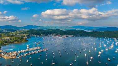 Pak Sha Wan limanında bir tekne.