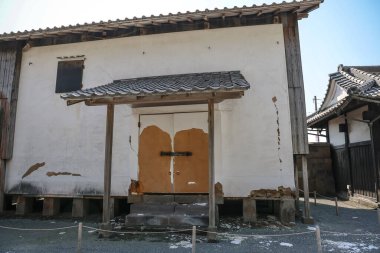 23 Mart 2025. Çatı kiremit kaplı geleneksel ahşap bir Japon evi.