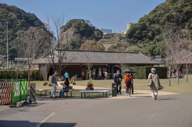 23 Mart 2025 Parlak ahşap verandalı sakin bir Japon evi