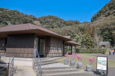 23 Mart 2025 Siyah modern bina dış görünüşü eşsiz mimari