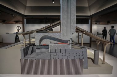 23 Mart 2025 Endüstriyel bir binayı gösteren detaylı ölçekli model