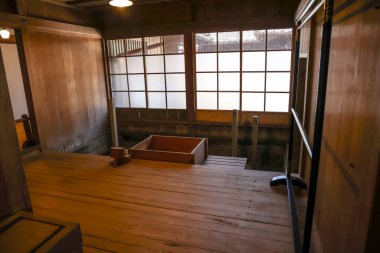 23 Mart 2025 Geleneksel bir Japon hamamının sıcak ahşap iç kısmı