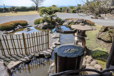 23 Mart 2025 Güzelce döşenmiş geleneksel Japon bahçesi
