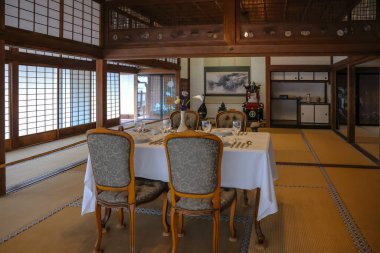 23 Mart 2025 Otantik Japon iç mekanı bir yemek masası düzeneği sergiliyor.