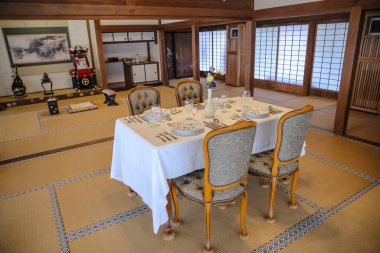 23 Mart 2025 Otantik Japon iç mekanı bir yemek masası düzeneği sergiliyor.