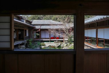 23 Mart 2025 Parlak ahşap verandalı sakin bir Japon evi