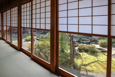 23 Mart 2025 Geleneksel Japon iç mekanının kayan bir Shoji ile sakin bir görüntüsü