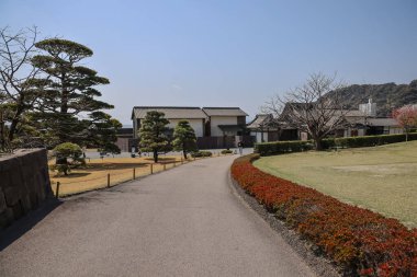 23 Mart 2025. Çatı kiremit kaplı geleneksel ahşap bir Japon evi.