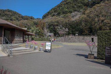 23 Mart 2025 Siyah modern bina dış görünüşü eşsiz mimari