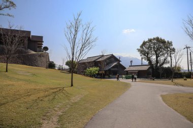 23 Mart 2025 Tranquil Park seti, yemyeşil tepeler, modern mimari