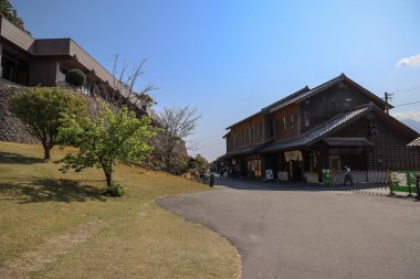 23 Mart 2025 Tranquil Park seti, yemyeşil tepeler, modern mimari