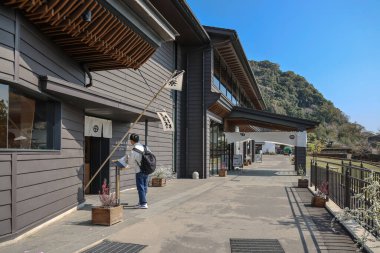 23 Mart 2025 Siyah modern bina dış görünüşü eşsiz mimari