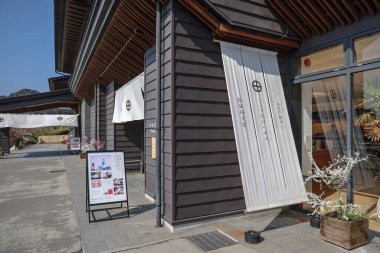 23 Mart 2025 Siyah modern bina dış görünüşü eşsiz mimari