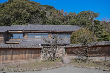 23 Mart 2025. Çatı kiremit kaplı geleneksel ahşap bir Japon evi.