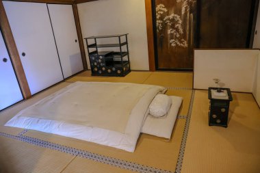 23 Mart 2025 Japon yatak odası Tatami minderleri üzerinde bir şilte