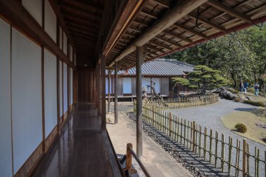 23 Mart 2025 Parlak ahşap verandalı sakin bir Japon evi