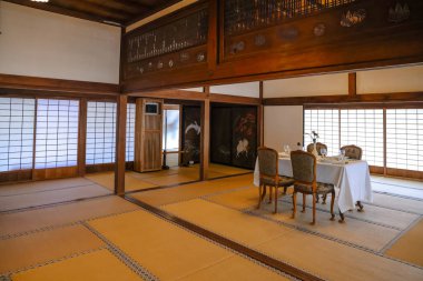 23 Mart 2025 Otantik Japon iç mekanı bir yemek masası düzeneği sergiliyor.