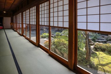 23 Mart 2025 Geleneksel Japon iç mekanının kayan bir Shoji ile sakin bir görüntüsü