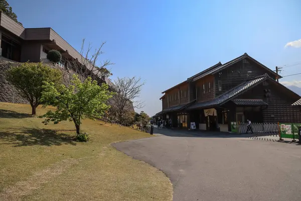 23 Mart 2025 Tranquil Park seti, yemyeşil tepeler, modern mimari