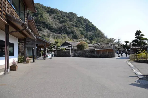 23 Mart 2025. Çatı kiremit kaplı geleneksel ahşap bir Japon evi.