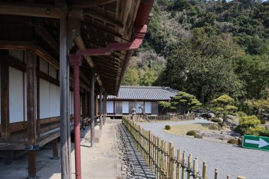 23 Mart 2025 Ahşap mimarisi olan geleneksel bir Japon evi,