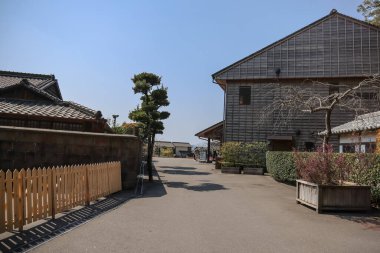 23 Mart 2025. Çatı kiremit kaplı geleneksel ahşap bir Japon evi.