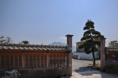 23 Mart 2025. Çatı kiremit kaplı geleneksel ahşap bir Japon evi.