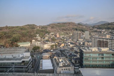 Çevrelenmiş canlı bir şehri gösteren manzaralı bir şehir.