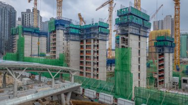 Turnaların, iskelelerin yer aldığı bir inşaat alanının perspektifi,