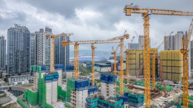 Turnaların, iskelelerin yer aldığı bir inşaat alanının perspektifi,