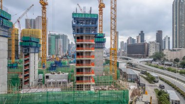 Turnaların, iskelelerin yer aldığı bir inşaat alanının perspektifi,