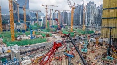 Ağır makinelerin ve işçilerin bulunduğu aktif bir inşaat sahası